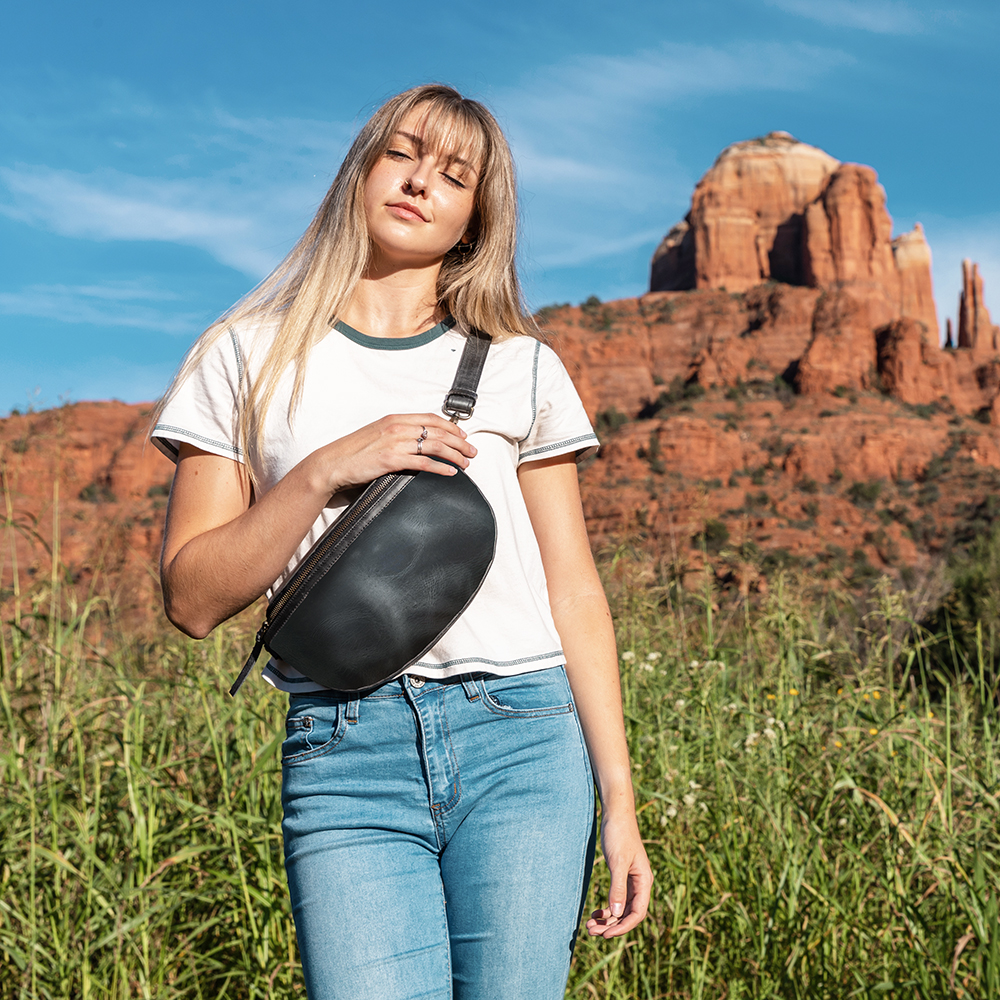Vesper Sling Pack in Black - Image 4