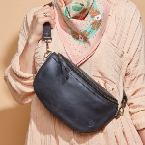 Vesper Sling Pack in Black